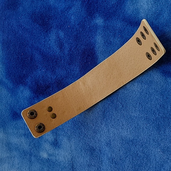 Plunder Design White Leather Look Bracelet with Embroidered Flowers - Picture 4 of 6